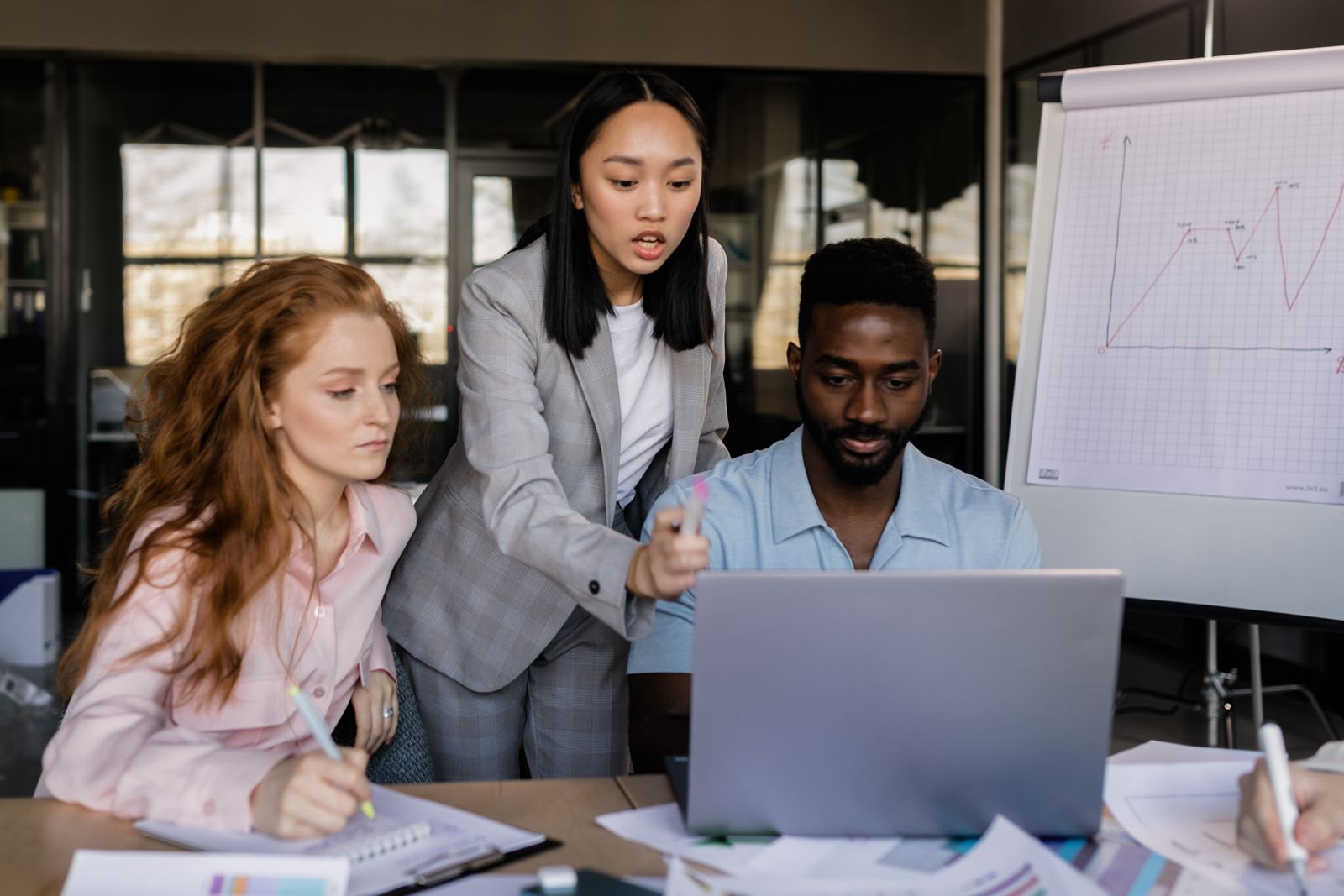 Equipo definiendo estrategia empresarial