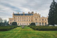 探索历史悠久的莱德尼斯城堡，这座联合国教科文组织世界遗产被美丽的花园环绕