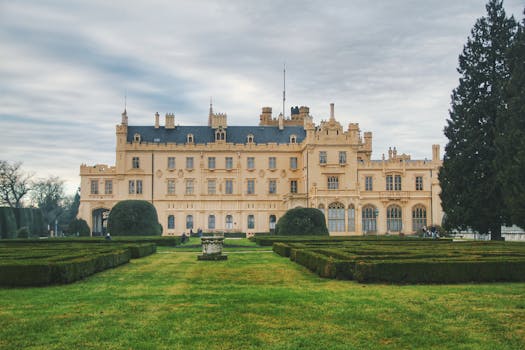 探索历史悠久的莱德尼斯城堡，这座联合国教科文组织世界遗产被美丽的花园环绕