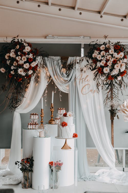 Foto profissional grátis de arranjo de flores, Bolo de casamento, decoração