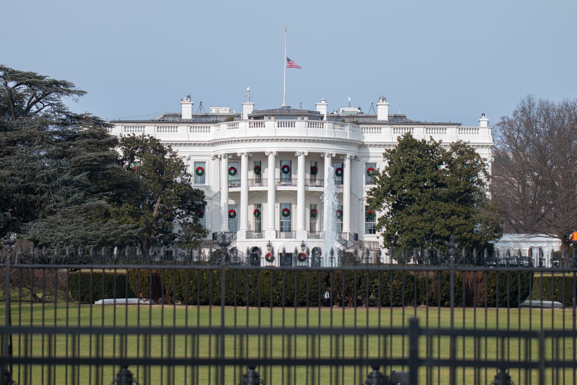 Gunman dies after White House shooting near Trump