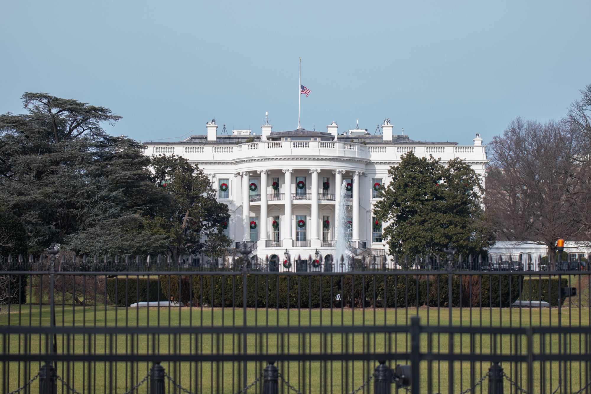 Reja de seguridad y fachada de la Casa Blanca en Washington