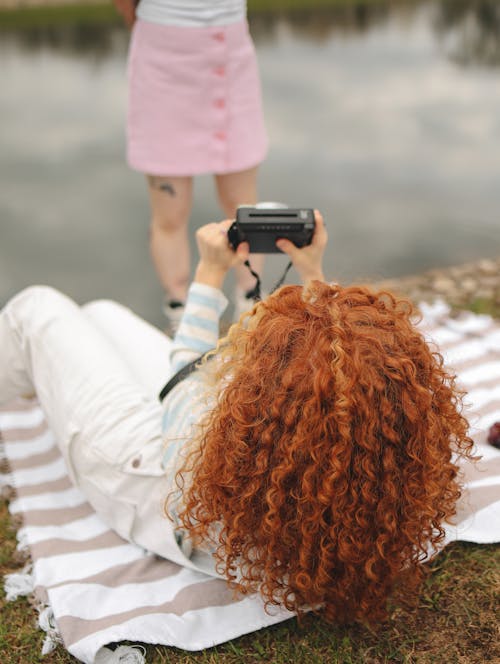 Foto profissional grátis de adulto, água, amigos