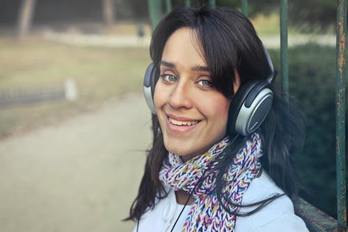 Mulher Usando Fones De Ouvido Com Lenço