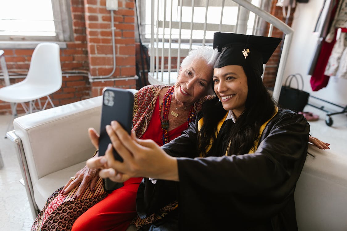 Foto profissional grátis de autorretrato, graduação, neta