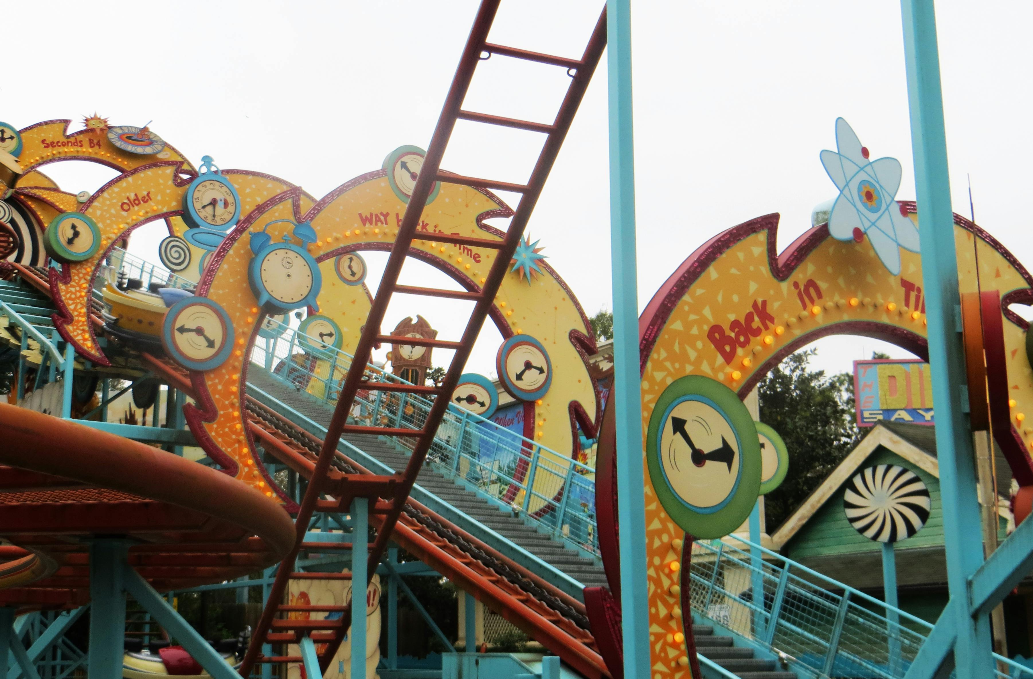 ジェットコースター ディズニー 乗り物の無料の写真素材