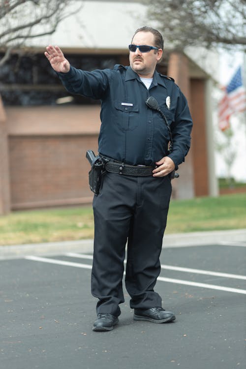 Immagine gratuita di distintivo della polizia, forze dell'ordine, in piedi
