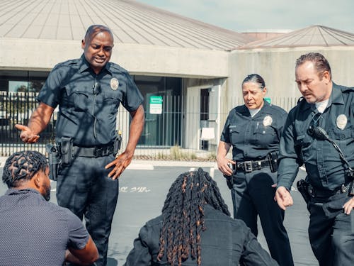 Kostenloses Stock Foto zu afroamerikanische männer, anstellung, cops