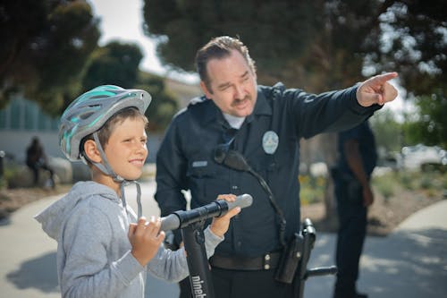 Foto d'estoc gratuïta de ajudant, apuntant amb el dit, casc