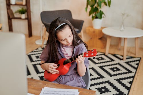 Ảnh lưu trữ miễn phí về Âm nhạc, con gái, đàn ukulele