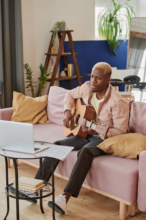 Kostenloses Stock Foto zu afroamerikaner, akustische gitarre, couch