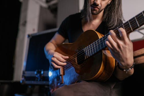 Kostenloses Stock Foto zu akustische gitarre, gitarre spielen, gitarrist