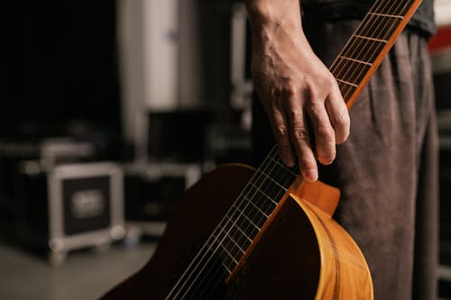 Kostenloses Stock Foto zu akustische gitarre, gitarre, hand
