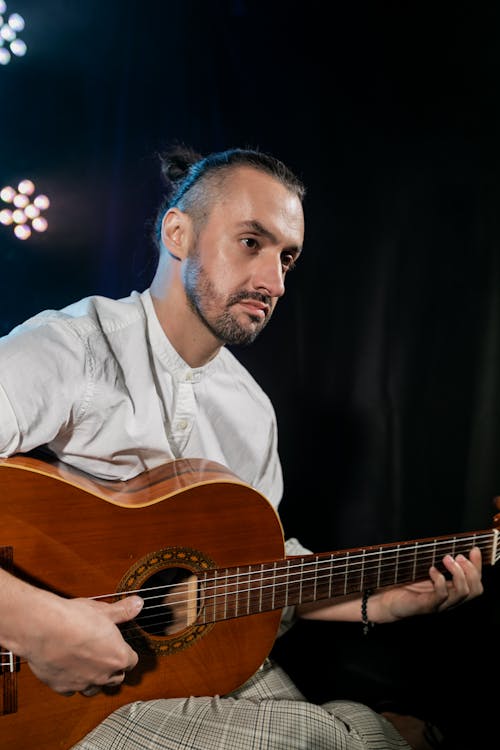 Darmowe zdjęcie z galerii z gitara akustyczna, gitarzysta, granie