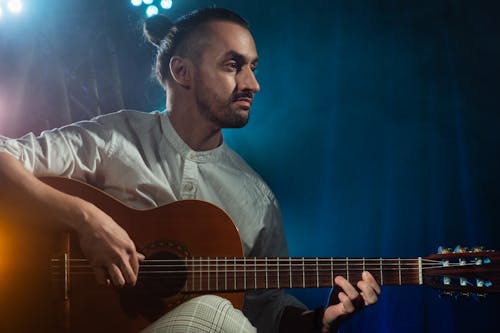 Kostenloses Stock Foto zu akustische gitarre, aufführung, gitarre spielen