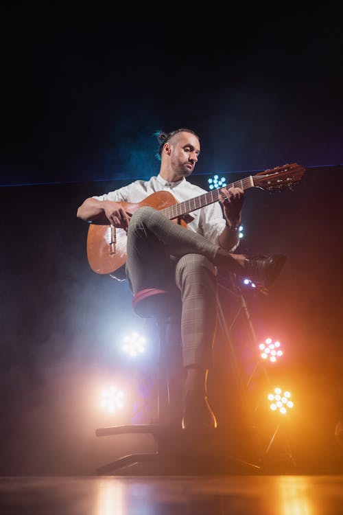 Gratis stockfoto met akoestische gitaar, blanke man, concert