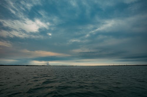 Darmowe zdjęcie z galerii z pejzaż morski, pochmurne niebo, woda morska