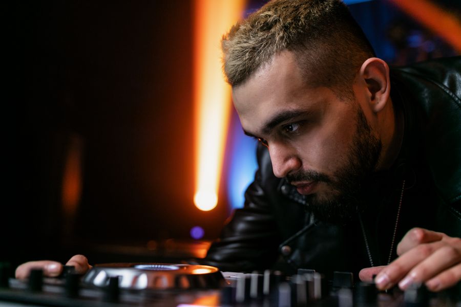 Portrait de DJ concentré derrière ses platines