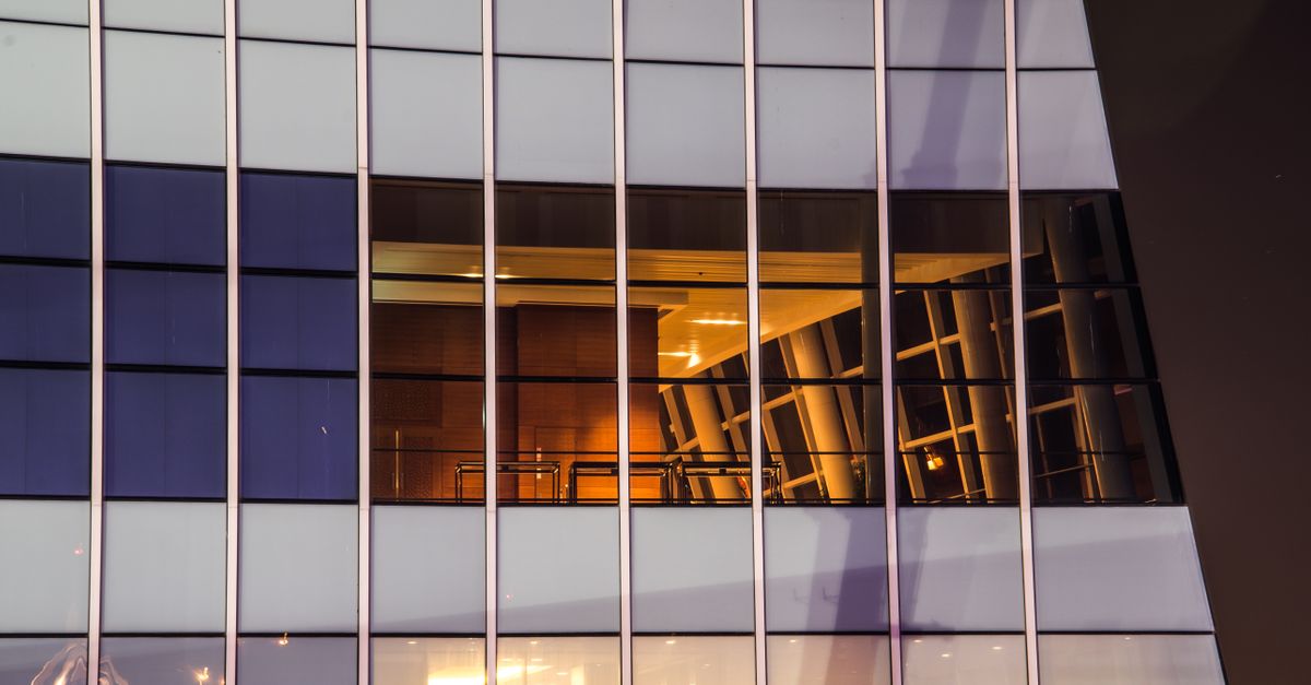Glasfacade i mørke: Sådan forvandler du virksomhedens udtryk med specialiseret facadefoto