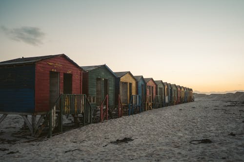 Immagine gratuita di case al mare, case di legno, cielo sereno