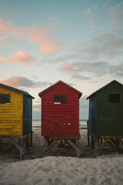 Immagine gratuita di case al mare, case di legno, cielo azzurro