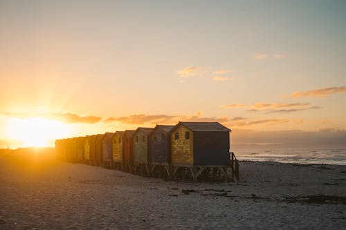 Immagine gratuita di alba, capanne in spiaggia, case di legno