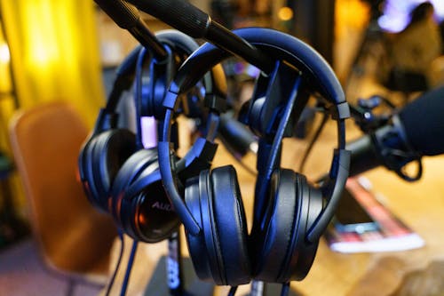 Foto stok gratis headphone hitam, podcast, studio rekaman