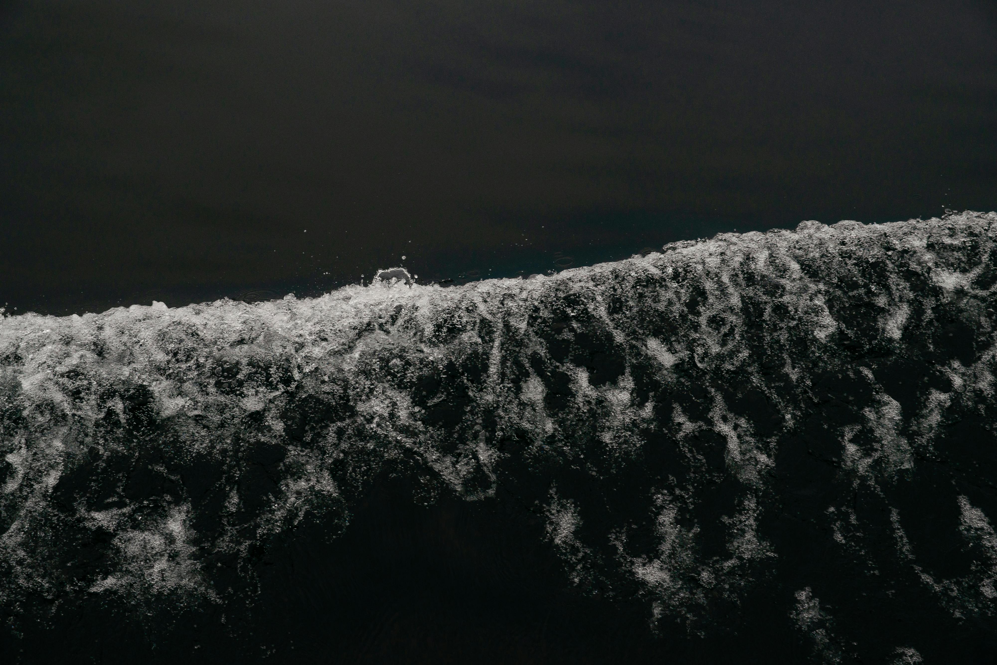 집 밖의, 강력한, 거품, 경치, 고독, 고요한, 고요함, 그레이스케일, 끝없는 바다, 다이나믹한, 대조, 마디 없는, 무한대, 물,  물 리플, 물 텍스처, 물결 무늬, 물을 튀기다, 밀물과 썰물, 바다, 바다 표면, 바다의, 블랙