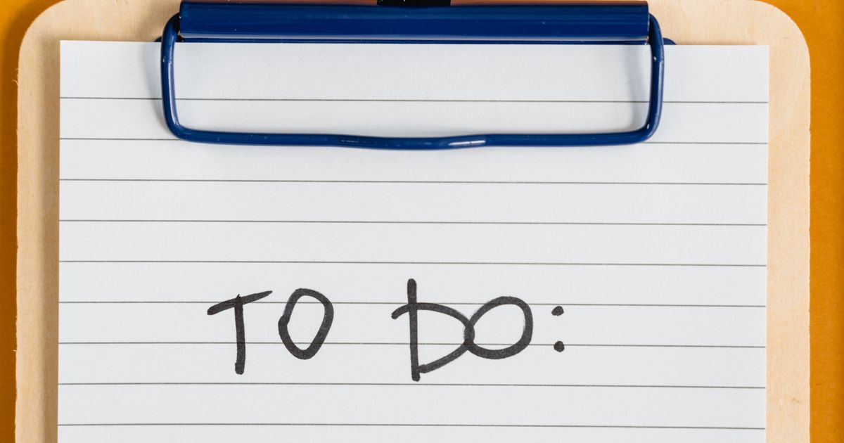 To-do-Liste auf einem Klemmbrett als Sinnbild für einen strukturierten Reinigungsplan