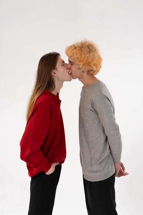 女性が彼にキスしながら砂の上に横たわっている男 無料の写真素材 女性が彼にキスしながら砂の上に横たわっている男 無料の写真素材