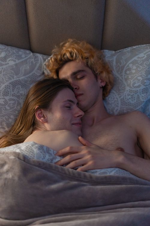 Free Tender moment of a couple embracing in bed, highlighting intimacy and love. Stock Photo