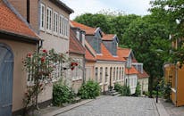 在丹麦欧登塞，鹅卵石街道上排列着五颜六色的房子，景色宜人