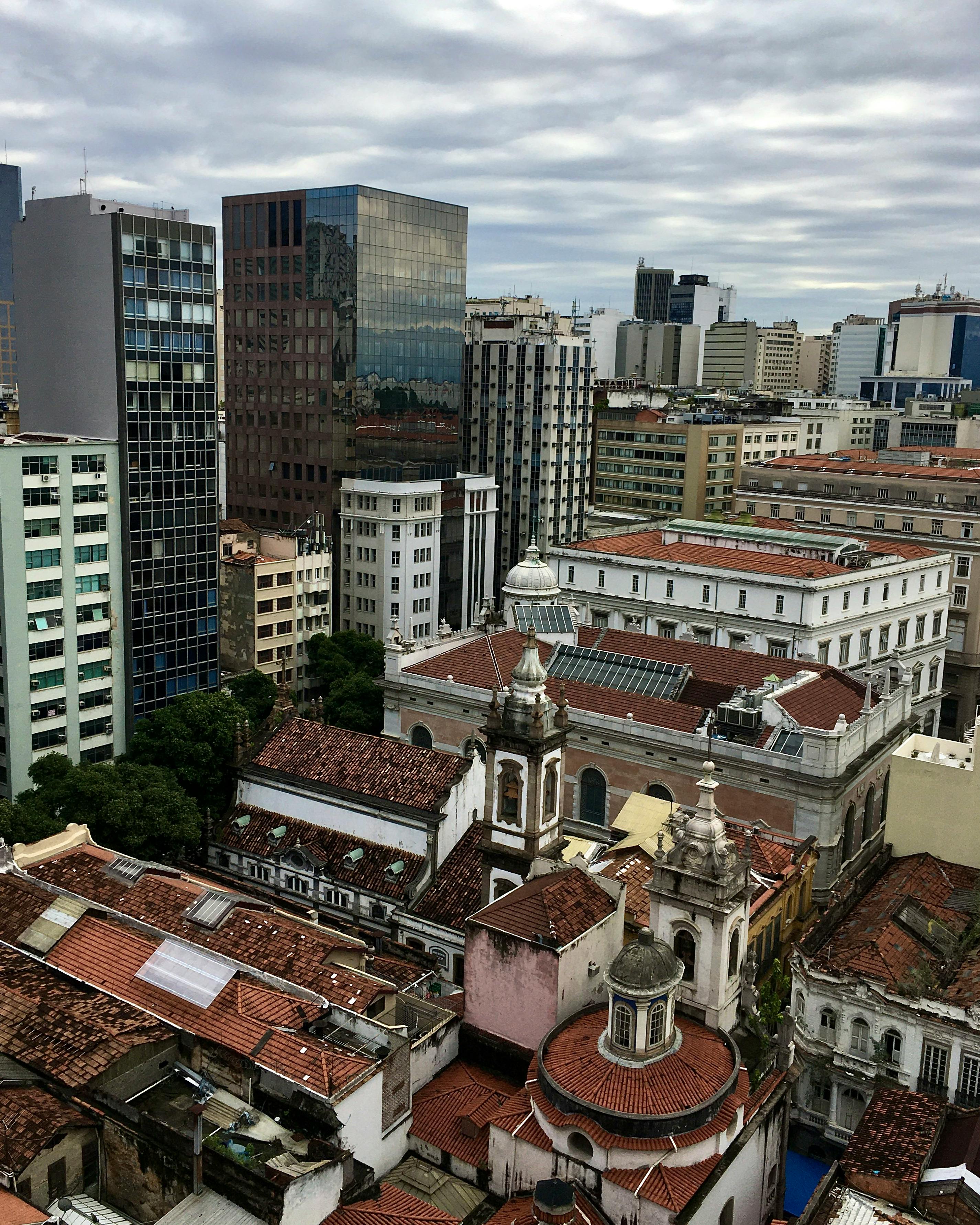 団体の当座預金口座の管理について考える人