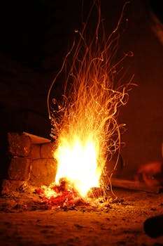 营火在夜色中格外引人注目，动态的火花四溅，营造出温暖的氛围