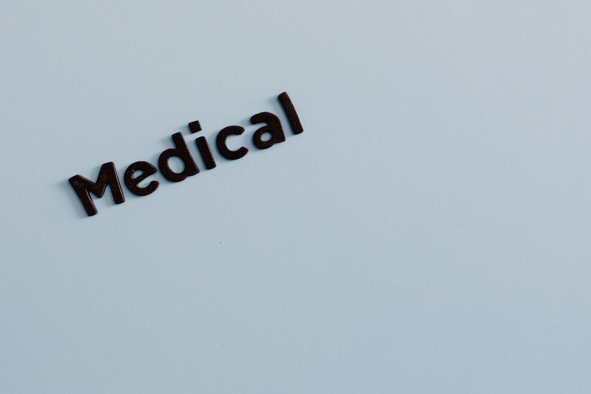 Médico explicando un procedimiento médico a una paciente en un consultorio