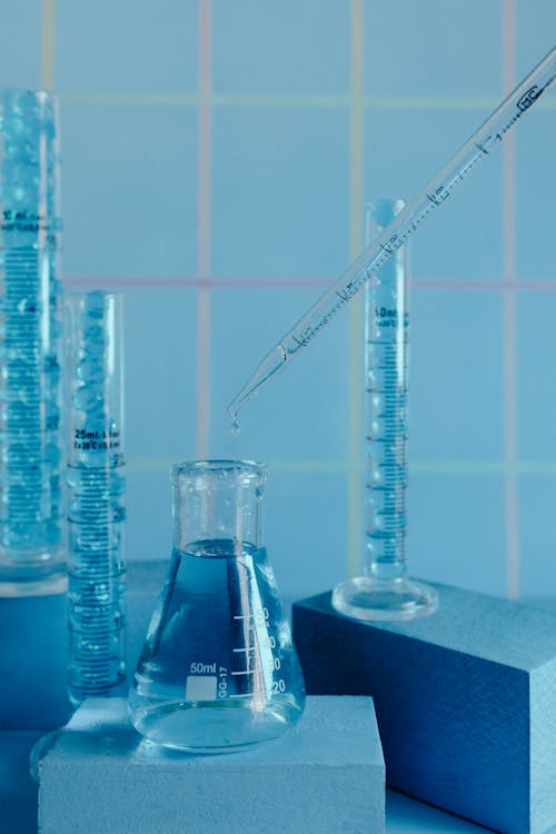 Gratis stockfoto met blauw, erlenmeyer, laboratorium glaswerk