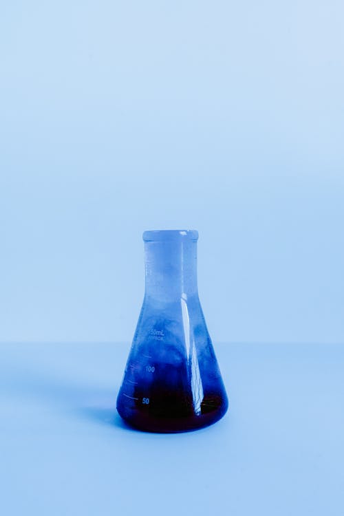 Gratis stockfoto met beker, blauwe vloeistof, chemisch