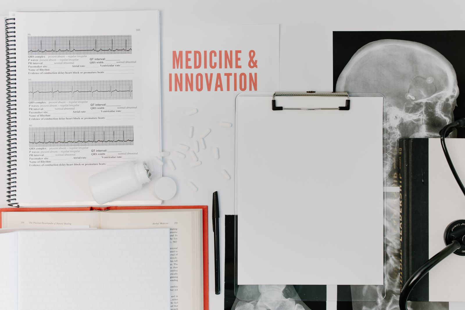 Documenti e strumenti medici disposti su un tavolo.