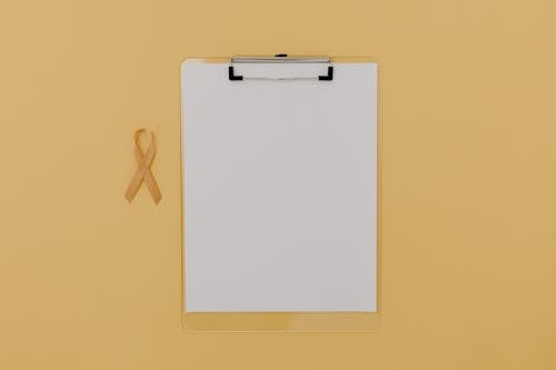 주황색 벽에 흰색과 노란색 보드