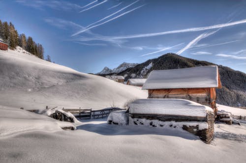 Free Braunes Holzhaus Mit Schnee Bedeckt Stock Photo