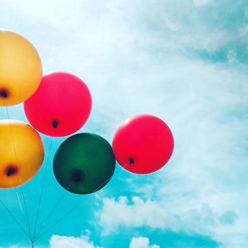 Kostnadsfria Kostnadsfri bild av ballonger, blå himmel, färgrik Stock foto