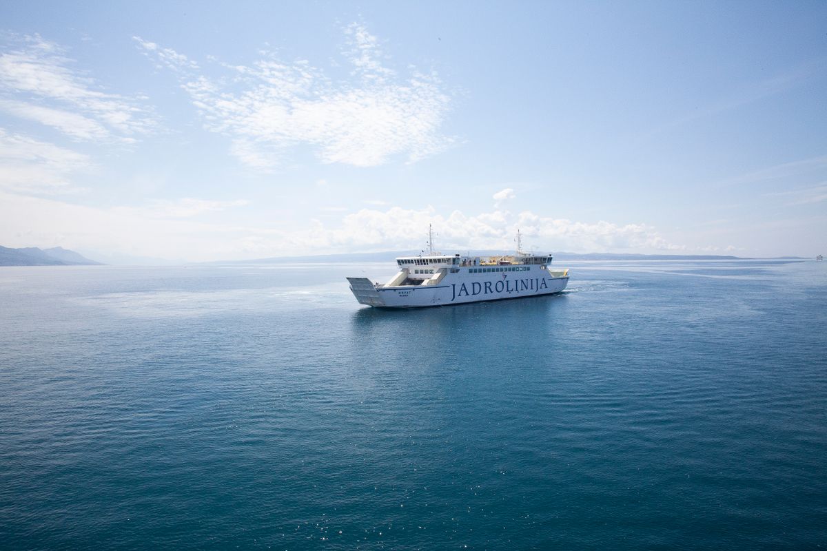 Ferry Jadrolinija pe Marea Adriatica sub cer senin