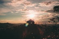 日落时分，山顶上聚集了人群，欣赏着壮丽的山景