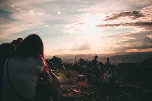 일몰시 모이는 사람들의 실루엣 사진