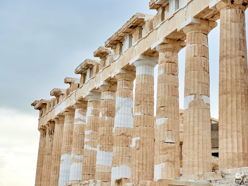 Vue des colonnes emblématiques du Parthénon à Athènes, Grèce