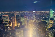 漆黑夜空下，纽约市明亮的摩天大楼和壮丽的天际线景色