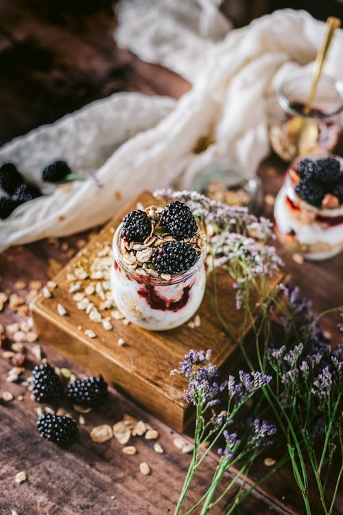 Foto d'estoc gratuïta de Blackberries, caixa de fusta, cullera