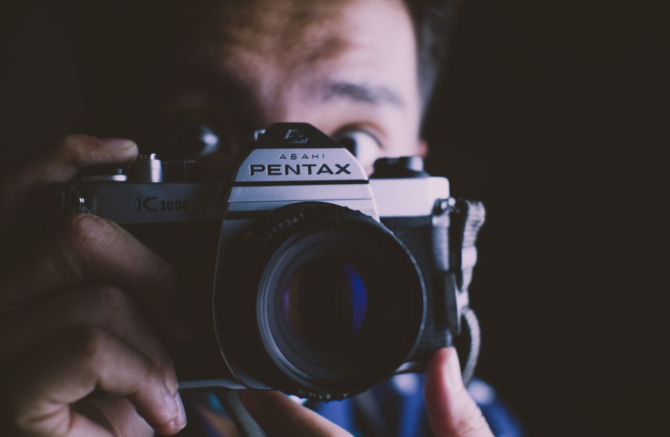 Fotógrafo usando objetiva 35mm em ambiente de baixa luminosidade para fotografia documental