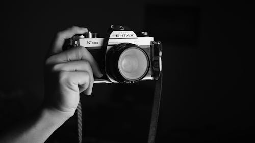 Foto stok gratis analog, background hitam, fotografer