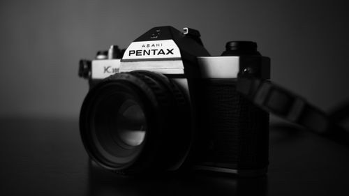 Free Close-up black and white shot of a vintage Asahi Pentax K1000 camera. Stock Photo